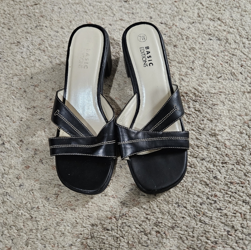 Basic Editions black /white sandals, 7W.